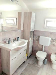 a bathroom with a sink and a toilet at Dependance nel Chianti a pochi minuti da Firenze in Impruneta +29 photos