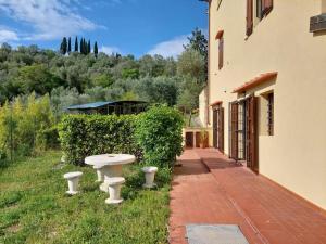 a stone bench sitting on a sidewalk next to a building at Dependance nel Chianti a pochi minuti da Firenze in Impruneta