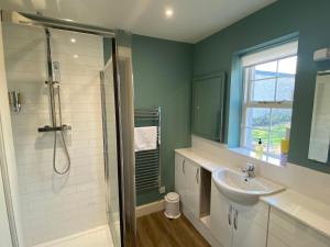 y baño con lavabo y ducha. en Cardross Holiday Cottages, en Arnprior