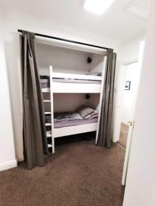 Zimmer mit Etagenbett in einem Zimmer in der Unterkunft The Victorian lodge in Ryde