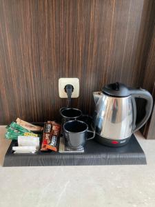 eine Theke mit Kaffeemaschine und Teekessel in der Unterkunft Privat Apartament Marina City in Baltschik