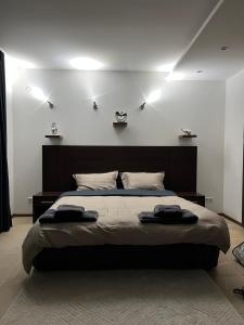 ein Schlafzimmer mit einem großen Bett mit zwei Handtüchern darauf in der Unterkunft Privat Apartament Marina City in Baltschik + 7 Fotos