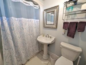 uma casa de banho com um WC e um lavatório em Cromwell Manor Inn em Cornwall-on-Hudson
