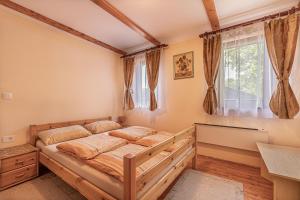 Postel nebo postele na pokoji v ubytování Vineyard Home Martin With Sauna - Happy Rentals