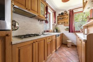 Kuchyň nebo kuchyňský kout v ubytování Vineyard Home Martin With Sauna - Happy Rentals