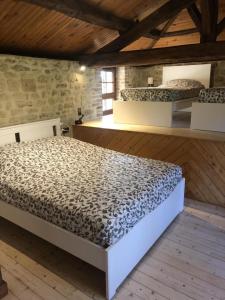 ein Schlafzimmer mit einem großen Bett in einem Zimmer in der Unterkunft La ferte 