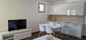 Kuchyň nebo kuchyňský kout v ubytování APARTMANI NINI