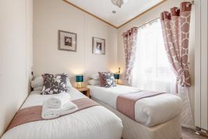 Un pat sau paturi într-o cameră la Stewarts Resort Lodge 76