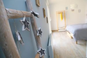 - une chambre avec des étoiles accrochées au mur dans l'établissement Bellodge, à Bazeilles