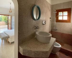 La salle de bains est pourvue d'un lavabo, de toilettes et d'un miroir. dans l'établissement Casa Giorgio-Serene House, à Anavyssos