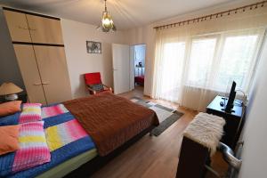 - une chambre avec un lit et une couverture colorée dans l'établissement Apartment Aby, à Zagreb