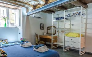- une chambre avec des lits superposés et un miroir dans l'établissement GLIKA APPARTAMENTO NAPOLETANO, à Naples