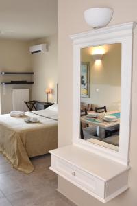 um quarto com uma cama e um espelho em Ελιάδες - Eliades Apartments em Caristo