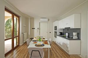 uma cozinha e sala de jantar com mesa e cadeiras em Casa Monte Cicogna PT-1 by Wonderful Italy em Moniga