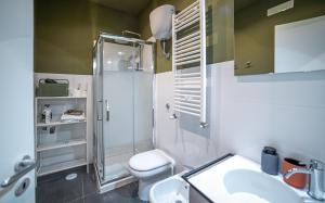 La salle de bains est pourvue d'une douche, de toilettes et d'un lavabo. dans l'établissement GLIKA APPARTAMENTO NAPOLETANO, à Naples