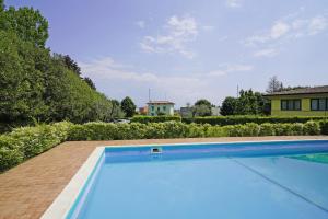 uma piscina no quintal de uma casa em Casa Monte Cicogna PT-1 by Wonderful Italy em Moniga