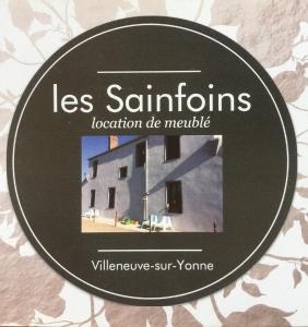 ein Schild mit der Aufschrift les santructions location de meyrille in der Unterkunft Les Sainfoins, Idéal voyageurs Pro in Villeneuve-sur-Yonne