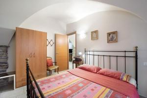 - une chambre avec un grand lit dans l'établissement Ca dei nonni, à Diano San Pietro
