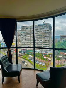 een woonkamer met uitzicht op de stad bij Apartment panorama center Varna in Varna