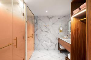 Um banheiro em HONEYROSE Hotel, Montreal, a Tribute Portfolio Hotel