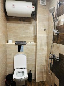 een kleine badkamer met een toilet en een douche bij Apartment panorama center Varna in Varna