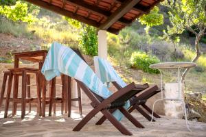 - une terrasse avec 2 chaises et une table dans l'établissement Stiniva Bay - Hvar Villa, à Brusje