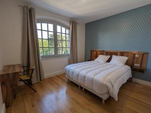 ein Schlafzimmer mit einem großen Bett und einem Fenster in der Unterkunft Appartement Mainxe-Gondeville, 5 pièces, 8 personnes - FR-1-653-235 in Mainxe