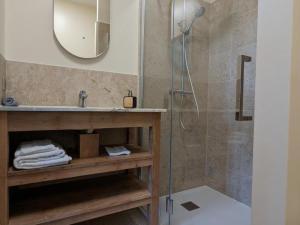 une salle de bain avec douche et lavabo dans l'établissement Séjour de luxe au cœur de Mainxe, avec truffe et cours de cuisine, idéal pour 4 couples - FR-1-653-235, à Mainxe 28 autres photos