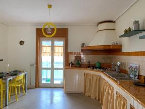 eine Küche mit einer Spüle und einer Arbeitsplatte in der Unterkunft Dimarù in Gragnano