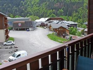 einen Balkon mit Blick auf einen Parkplatz in der Unterkunft Studio Saint-Jean-d'Aulps, 1 pièce, 4 personnes - FR-1-573-116 in Saint-Jean-dʼAulps