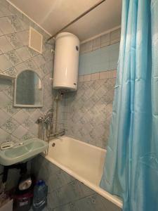 a bathroom with a sink and a bath tub at Апартаменты Инал-ипа 10 in Sukhum
