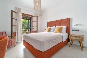 Un dormitorio con una cama grande y una ventana en Margi House en Skiathos