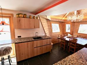 Η κουζίνα ή μικρή κουζίνα στο Chalet Armonia 10 pers, sauna & jacuzzi près du centre Avoriaz - FR-1-314-100