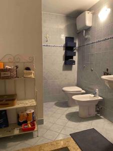 een badkamer met een toilet en een wastafel bij Casa Pet-Friendly ad Ateleta in Ateleta