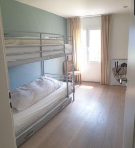Ένα ή περισσότερα κρεβάτια σε δωμάτιο στο Hotel Jungfrau Mürren