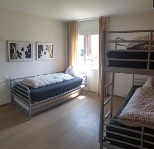 Ένα ή περισσότερα κρεβάτια σε δωμάτιο στο Hotel Jungfrau Mürren