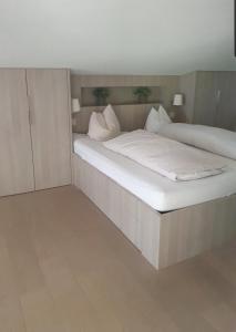 Ένα ή περισσότερα κρεβάτια σε δωμάτιο στο Hotel Jungfrau Mürren