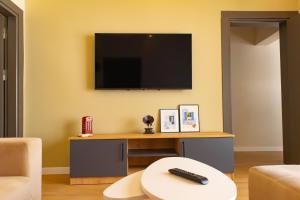 sala de estar con TV en la pared en BD Suites en Bodrum