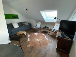 una sala de estar con una gran alfombra de estrella en el suelo en Ferienwohnung 3SZ, großer Balkon , naturnah 