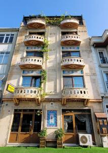 een gebouw met balkons en planten erop bij Saruhan Hotel in Istanbul