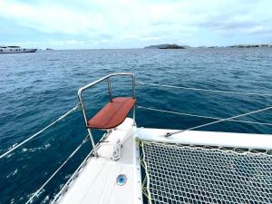 una silla en la parte trasera de un barco en el agua en Catamarán Tagomago 50, en Ibiza