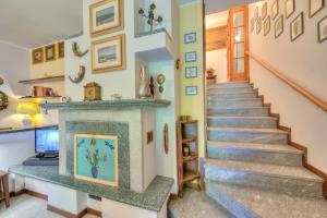 een trap in een huis met een open haard bij Casa Elisabetta 100m From Stresa Downto - Happy Rentals in Stresa