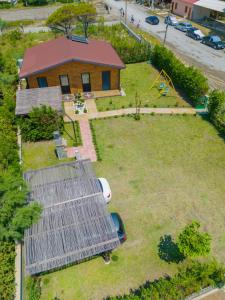 una vista aérea de una casa con patio en The Sea House Velipoje, en Velipojë