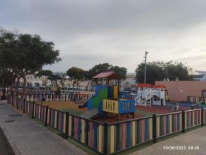 Zona de juegos infantil en Apartamento VILLA INÉS parking y wifi gratis