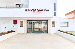 エス・カナにあるLeonardo Suites Hotel Ibiza Santa Eulaliaの大きなガラス戸付きの白い大きな建物