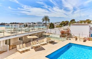 エス・カナにあるLeonardo Suites Hotel Ibiza Santa Eulaliaの建物屋根にスイミングプール付きのアパートメント