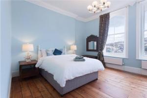 En eller flere senge i et værelse på Merlin Court