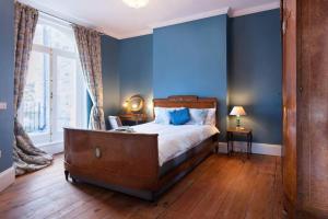 En eller flere senge i et værelse på Merlin Court + 12 billeder