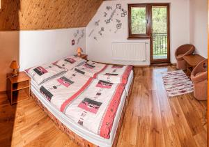 1 dormitorio con 1 cama grande en una habitación en Dom na okraji obce - Privát Šiškovci, en Habovka