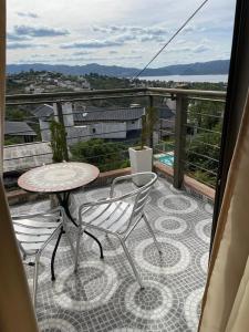 d'un balcon avec une table et des chaises et une vue. dans l'établissement Vivaldi Suites, à Villa Carlos Paz